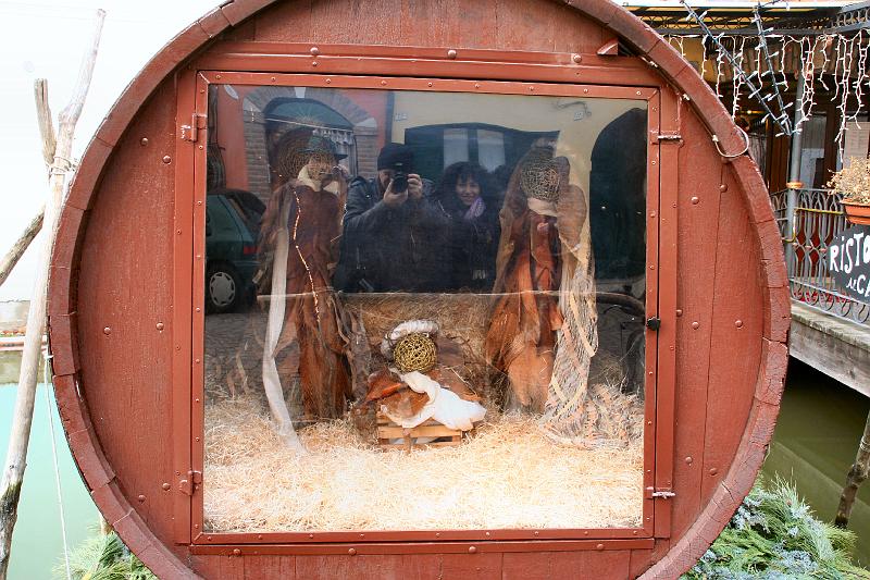 Presepe nella botte con riflesso.jpg